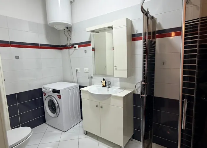 Prayla At Kompleksi Delijorgji With Balcony Tirana